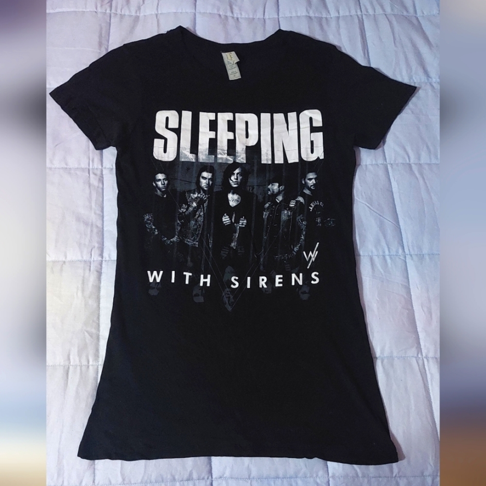 USED HOT TOPIC SLEEPING WITH SIRENS BAND TEE